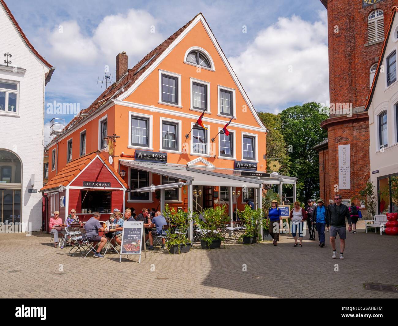 Scène de rue de Rathausmarkt avec des gens à la terrasse de café en plein air dans la vieille ville de Kappeln près de Schlei Fjord, Schleswig-Holstein, Allemagne Banque D'Images