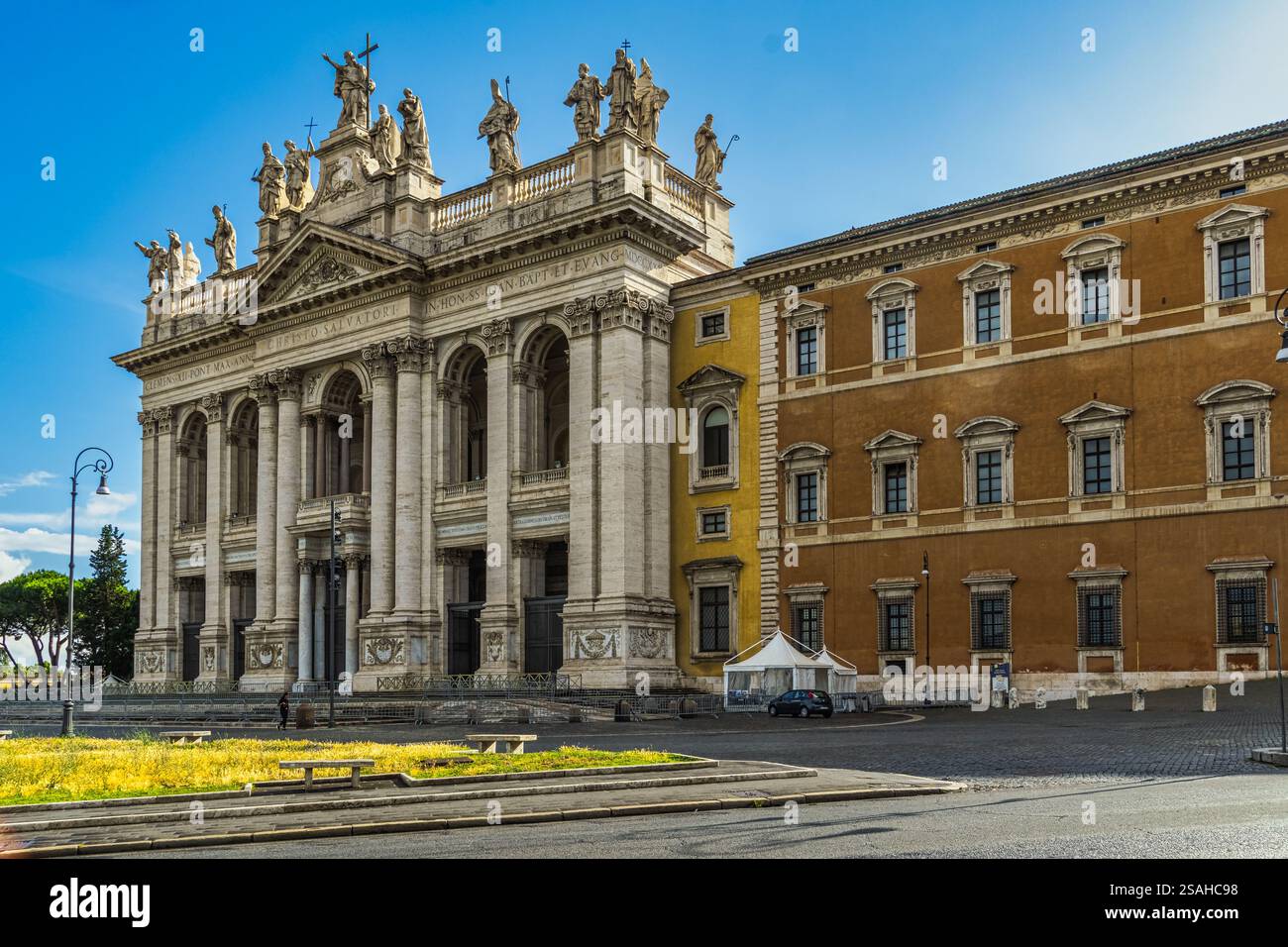 La façade de la basilique de Saint Jean Lateran. Cathédrale et siège papal historique. Rome, région du Latium, Italie, Europe Banque D'Images
