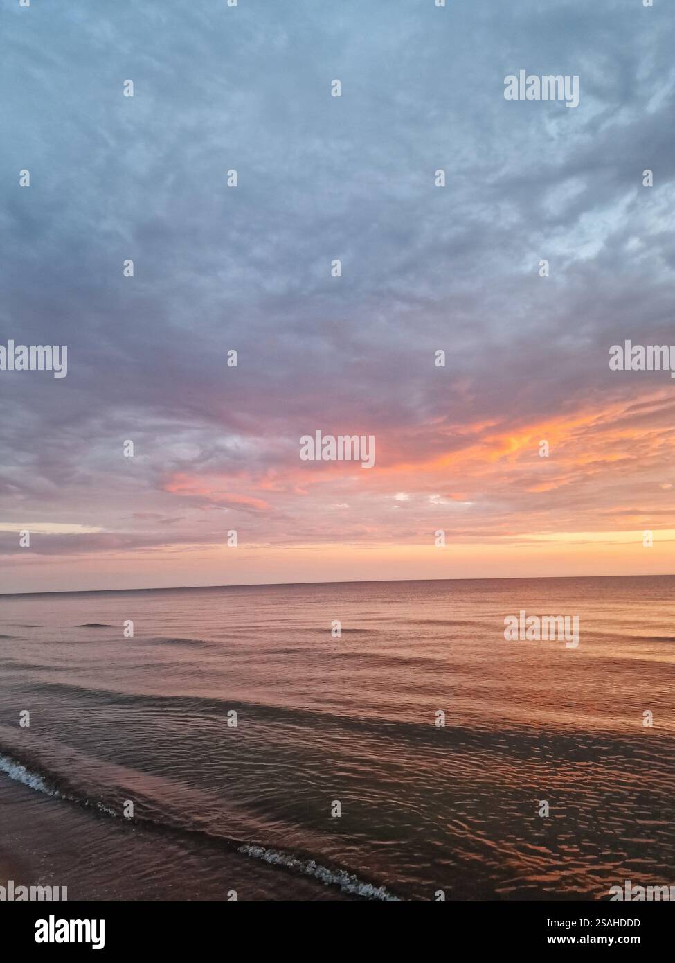 Scène de la mer de l'océan tranquille, douces teintes chaudes dans le ciel, concept de pleine conscience, retraite de la nature, méditation, paisible et calme, réflexions Banque D'Images