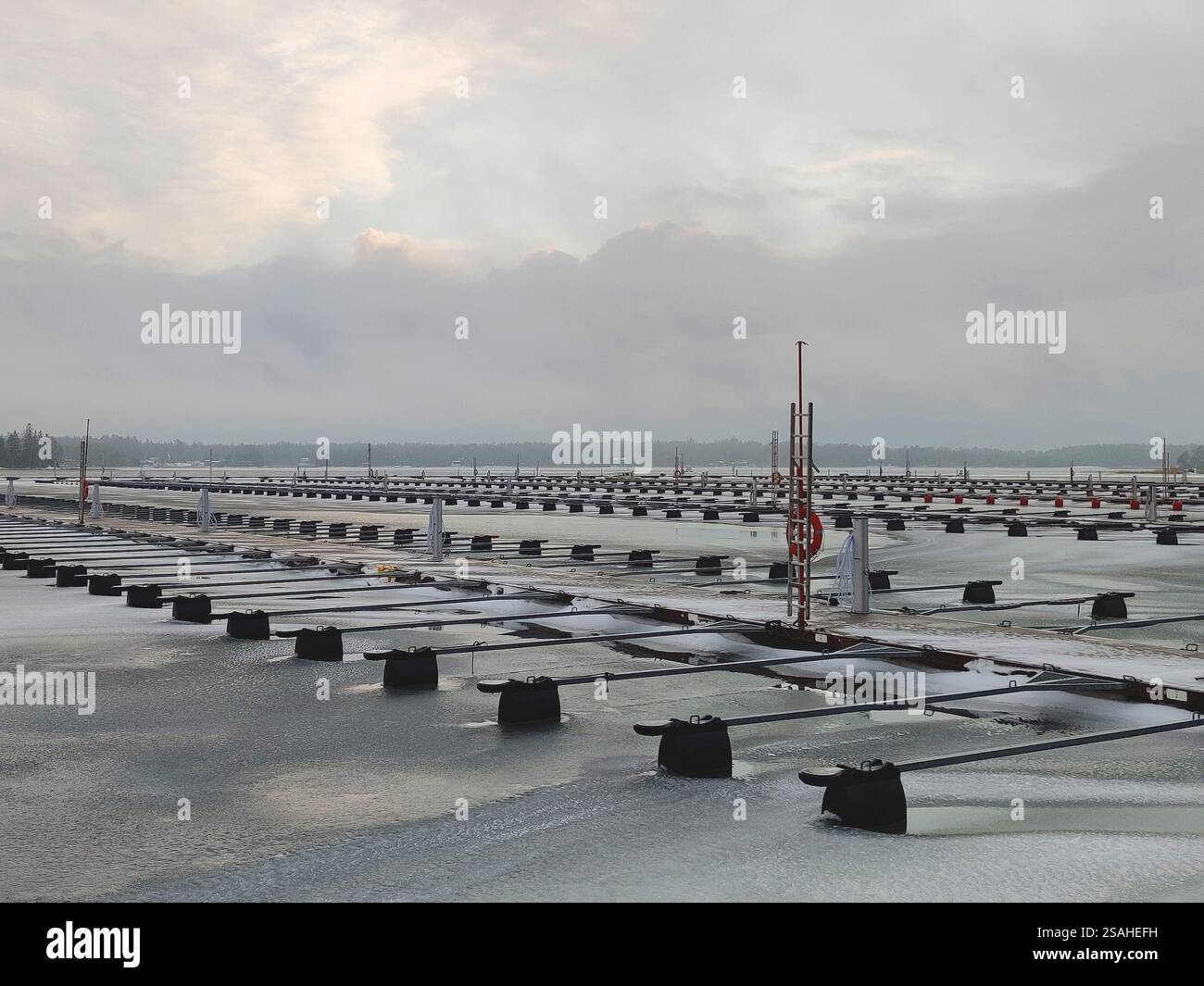 Port de plaisance en hiver, mer Baltique glacée, port gelé vide, saison d'hiver en Finlande, port de plaisance Suomenoja, Finnoo, pays du Nord, conditions froides Banque D'Images