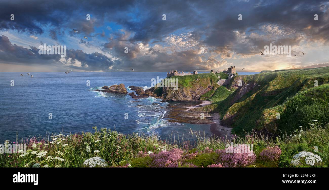 Les ruines pittoresques du château médiéval de Dunnottar au sommet de la falaise surplombant la mer au coucher du soleil, en Écosse. Banque D'Images