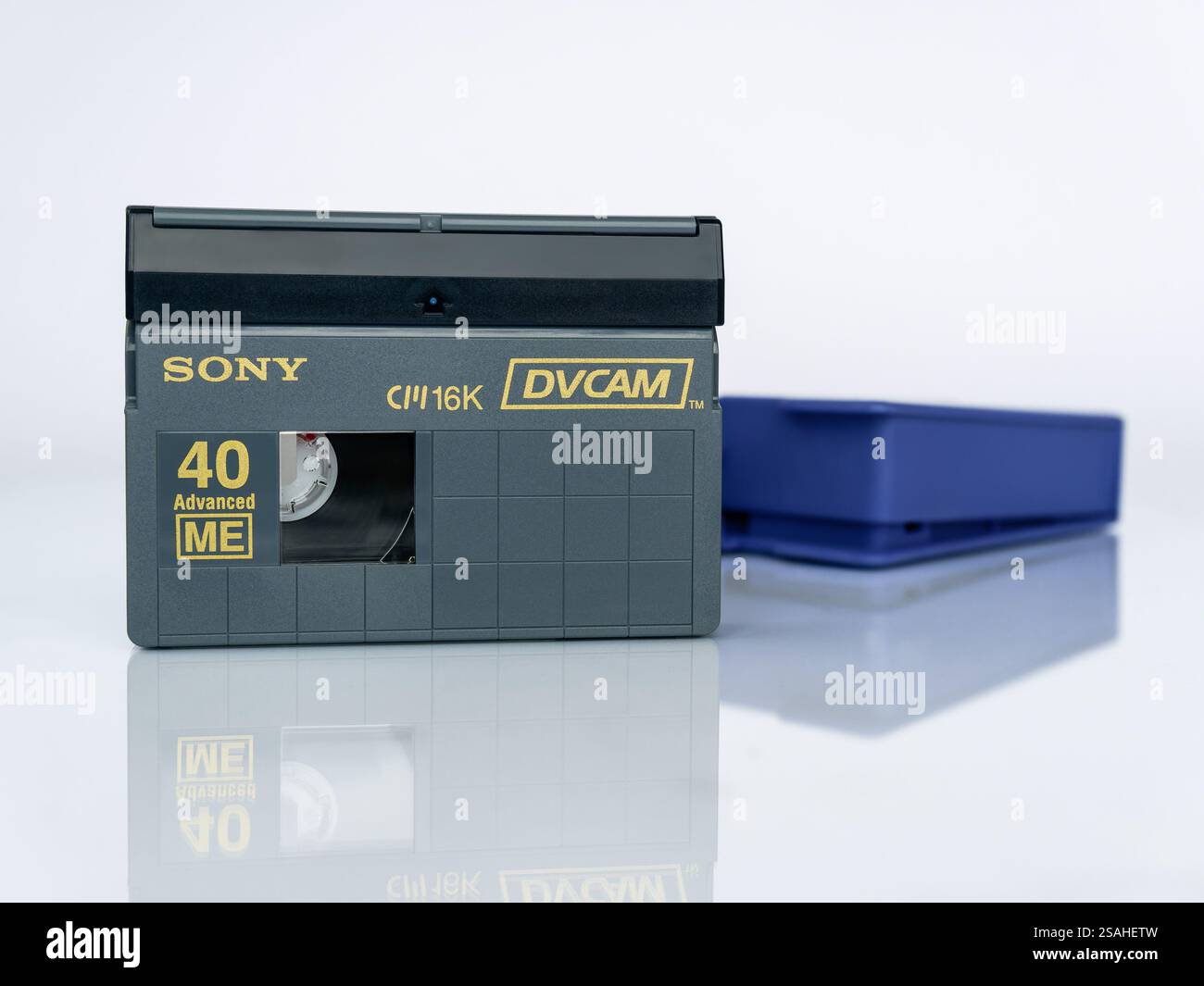 Cassette vidéo numérique DVCAM Sony PDVM-40ME Advanced 40 min isolé sur fond blanc avec réflexion Banque D'Images