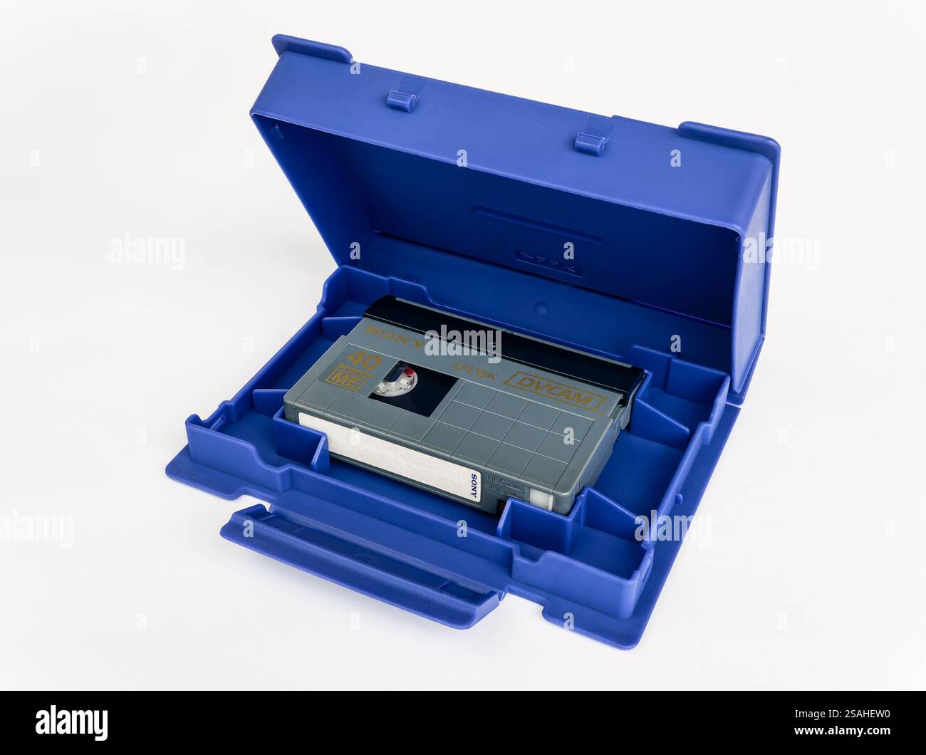 Cassette vidéo numérique DVCAM Sony PDVM-40ME Advanced 40 min dans un boîtier de marque isolé sur fond blanc avec réflexion gros plan Banque D'Images