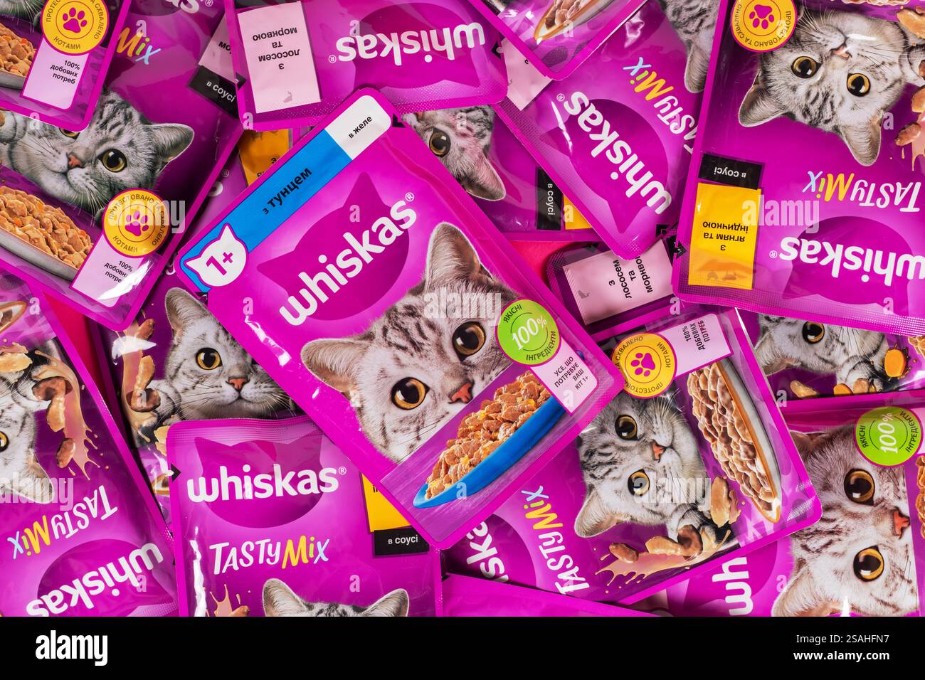 Dnipro, Ukraine - 04 août 2023 : les emballages violets de nourriture pour chats de marque Whiskas se rapprochent. Whiskas est une marque mondiale de nourriture pour chats produite par l'Americ Banque D'Images