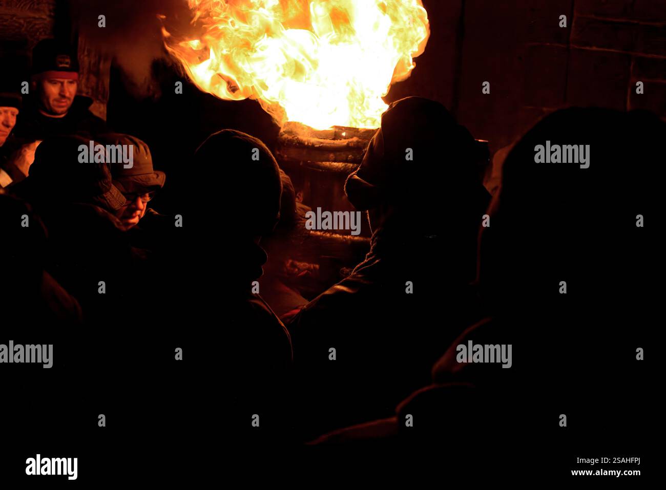 Burghead brûlant le groupe d'hommes Clavie autour des flammes de la clavie Banque D'Images