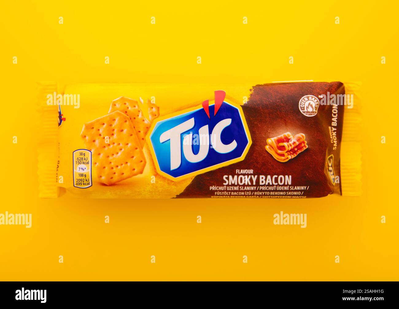LONDRES, Royaume-Uni - 21 JANVIER 2025 : paquet de craquelins cuits au four TUC avec saveur de bacon fumé sur fond jaune. Banque D'Images