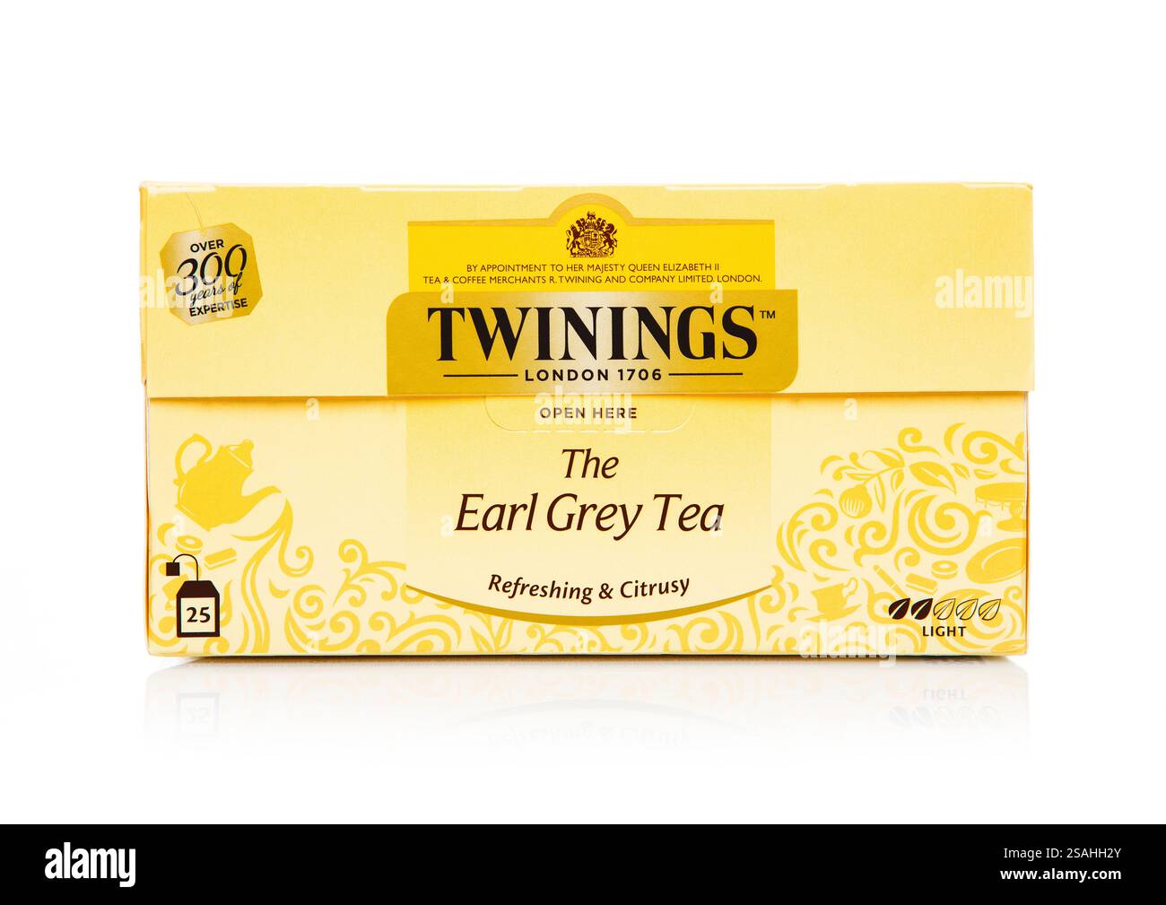 LONDRES, Royaume-Uni - 18 DÉCEMBRE 2024 : paquet de sachets de thé noir gris Twinings earl sur fond blanc. Banque D'Images