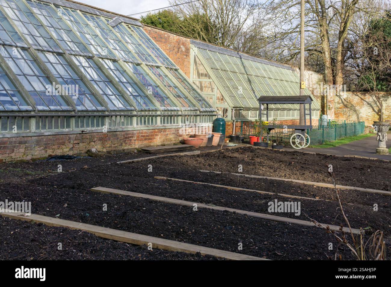 Parterres de fleurs vides en hiver, retournés prêts pour la plantation de printemps, jardin clos, abbaye de Delapre, Northampton, Royaume-Uni Banque D'Images