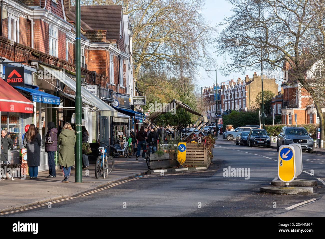 Vue de Church Road à Barnes, arrondissement londonien de Richmond-upon-Thames SW13, Angleterre, Royaume-Uni, lors d'une journée de shopping bien remplie avec le parklet communautaire Banque D'Images