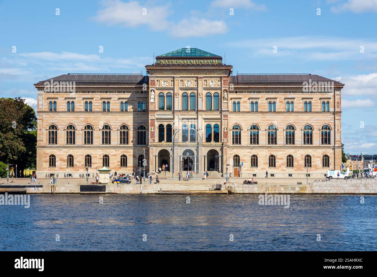 Vue de face de la façade du Nationalmuseum ou du Musée national des Beaux-Arts de Stockholm, Suède, par une journée ensoleillée d'été. Banque D'Images