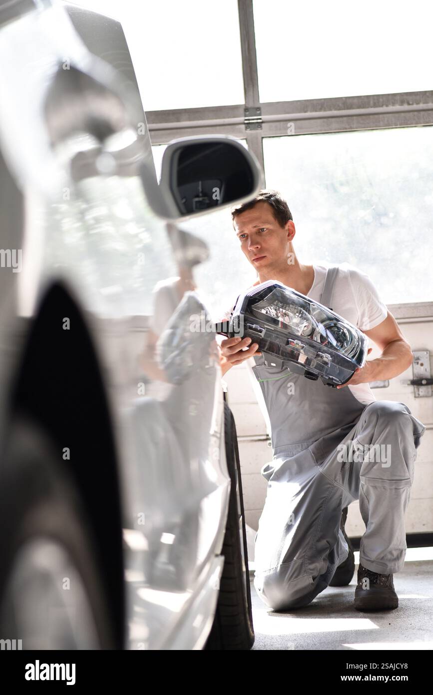 Mécanicien automobile réparation voiture carrosserie d'un véhicule après un accident de la circulation Banque D'Images