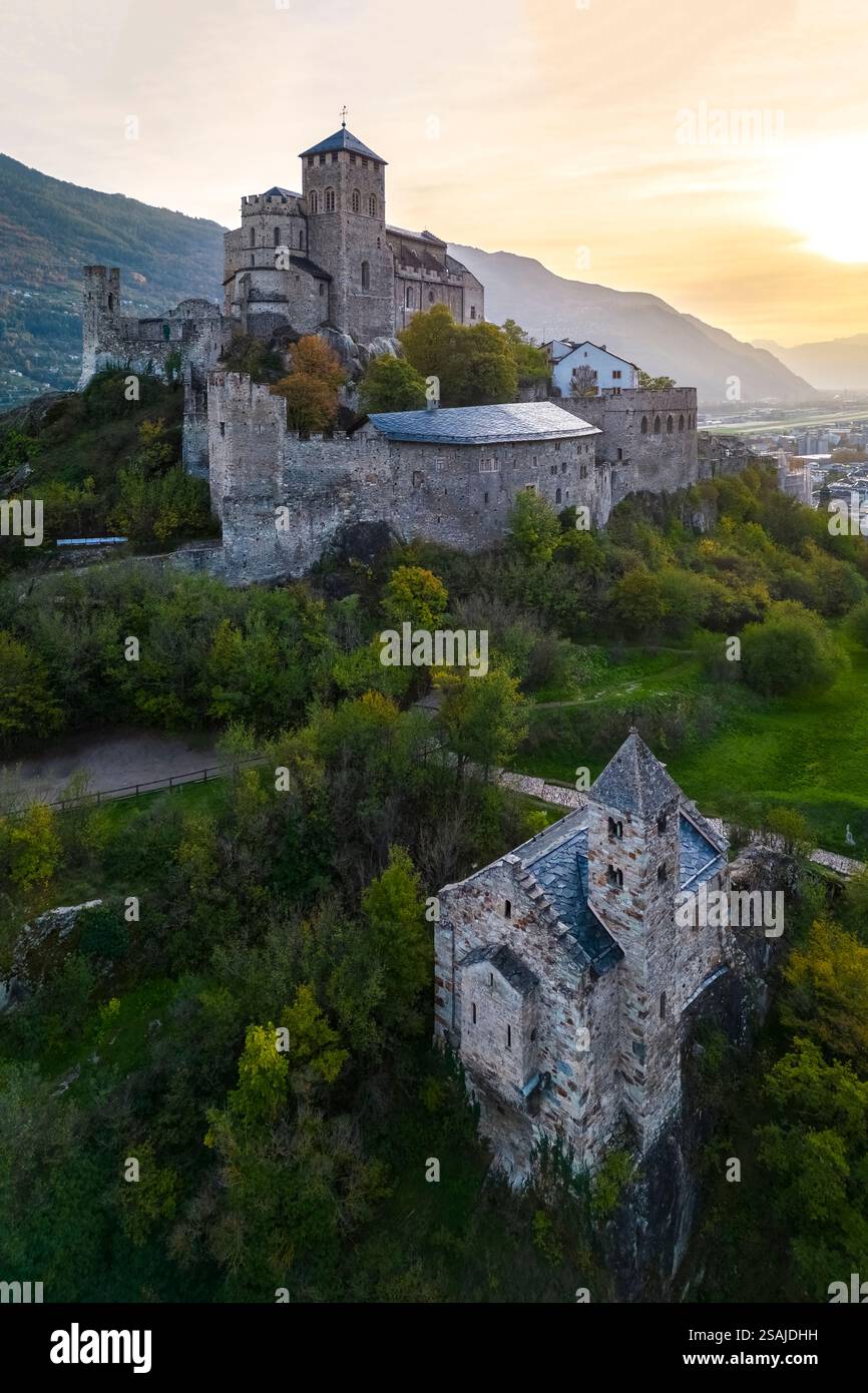 Vue aérienne de la Basilique de Valère dans la ville de Sion et des vignobles environnants en automne. Canton du Valais, vallée du Rhône, Suisse. Banque D'Images