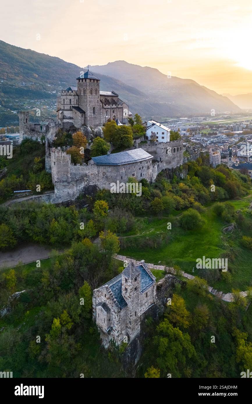 Vue aérienne de la Basilique de Valère dans la ville de Sion et des vignobles environnants en automne. Canton du Valais, vallée du Rhône, Suisse. Banque D'Images