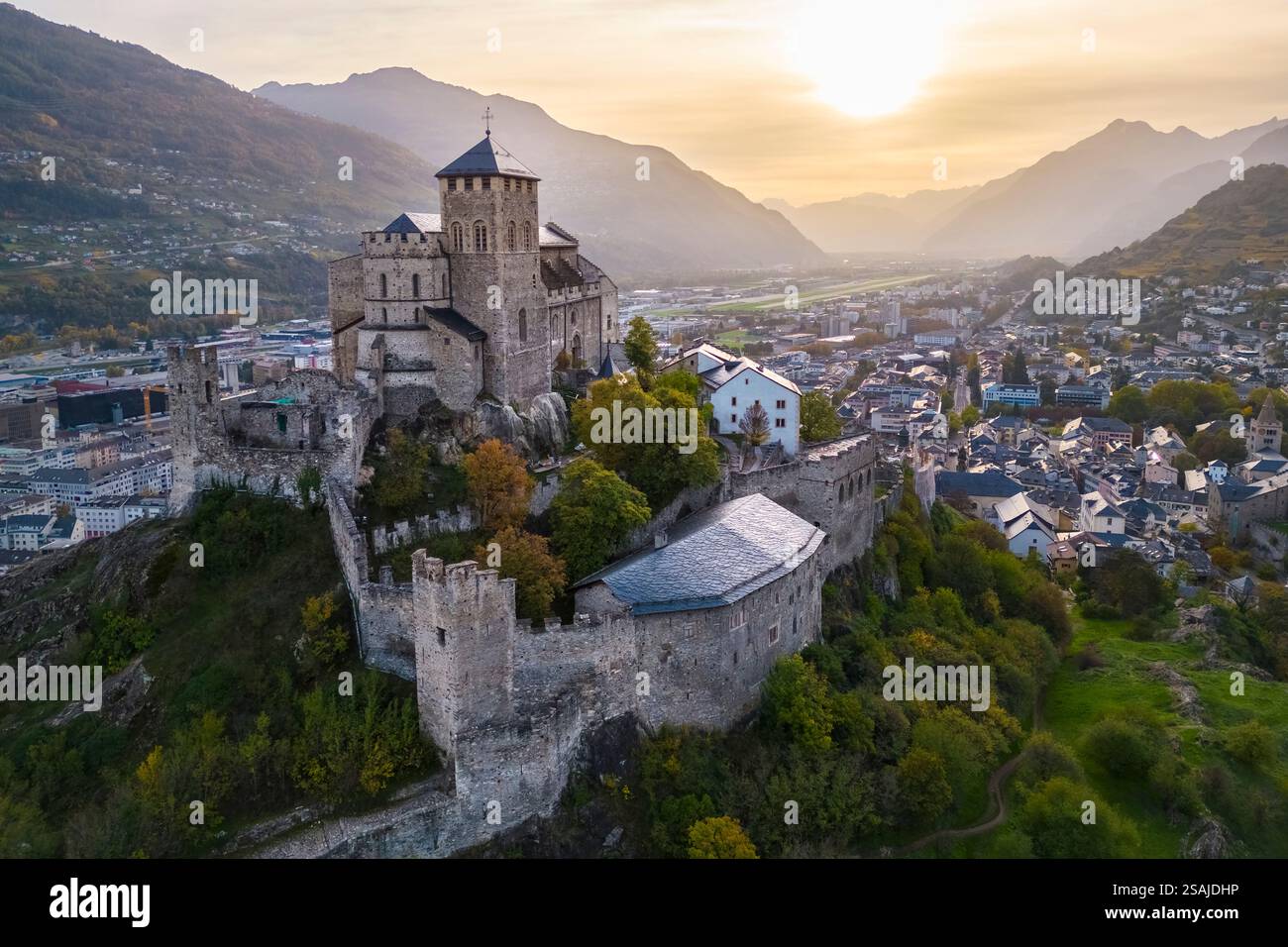 Vue aérienne de la Basilique de Valère dans la ville de Sion et des vignobles environnants en automne. Canton du Valais, vallée du Rhône, Suisse. Banque D'Images