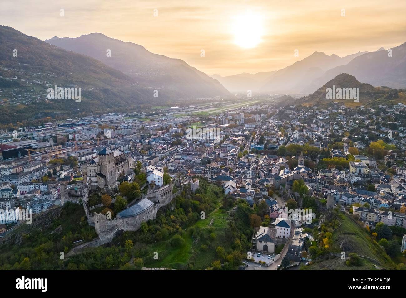 Vue aérienne de la Basilique de Valère dans la ville de Sion et des vignobles environnants en automne. Canton du Valais, vallée du Rhône, Suisse. Banque D'Images