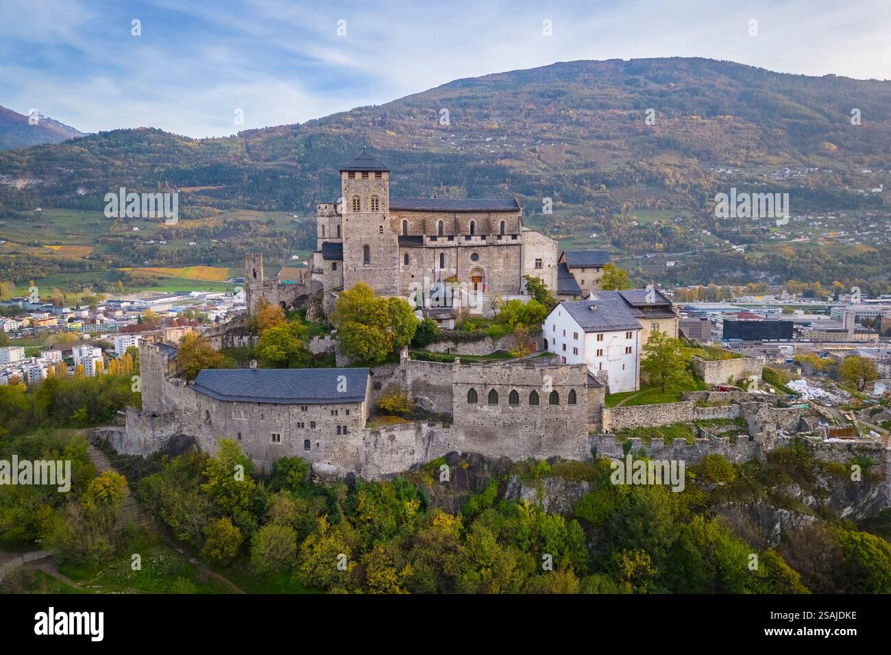 Vue aérienne de la Basilique de Valère dans la ville de Sion et des vignobles environnants en automne. Canton du Valais, vallée du Rhône, Suisse. Banque D'Images