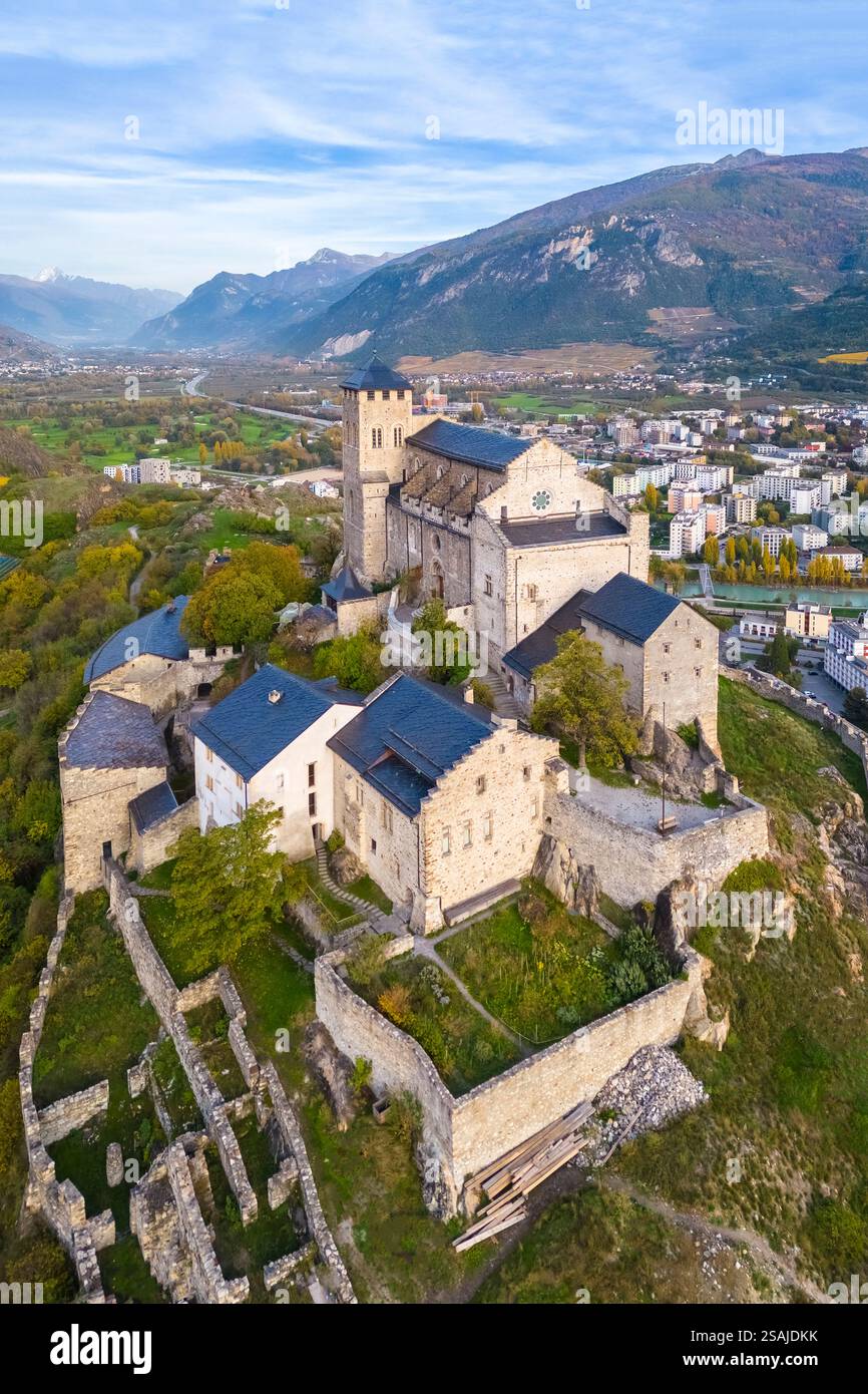 Vue aérienne de la Basilique de Valère dans la ville de Sion et des vignobles environnants en automne. Canton du Valais, vallée du Rhône, Suisse. Banque D'Images
