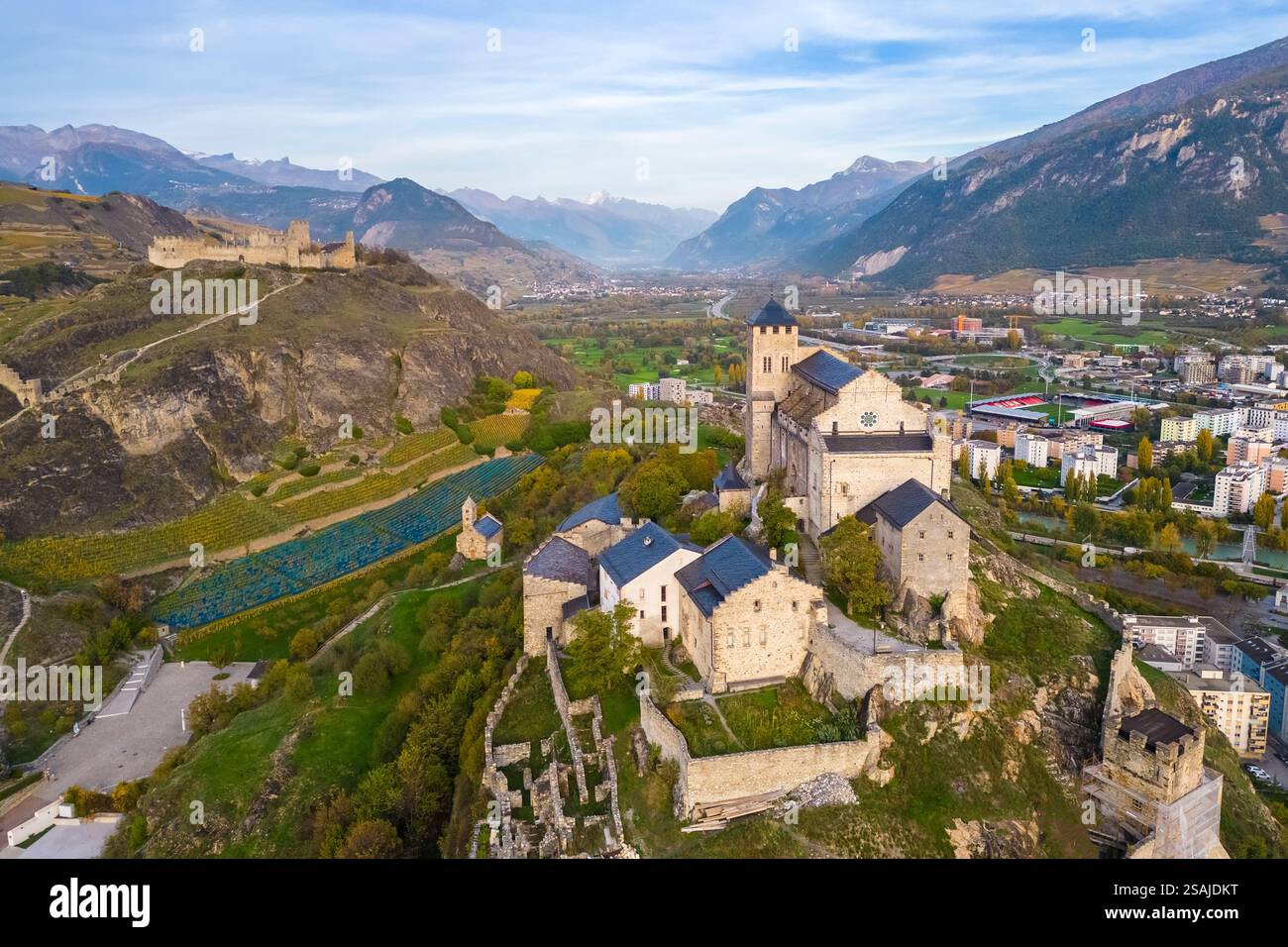 Vue aérienne de la Basilique de Valère dans la ville de Sion et des vignobles environnants en automne. Canton du Valais, vallée du Rhône, Suisse. Banque D'Images