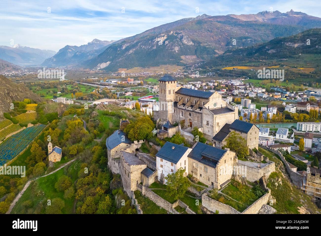 Vue aérienne de la Basilique de Valère dans la ville de Sion et des vignobles environnants en automne. Canton du Valais, vallée du Rhône, Suisse. Banque D'Images