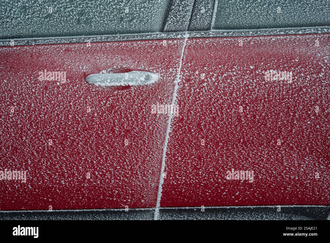 Frozen Snowy Red car Détails en hiver sur le matin froid et venteux dans les montagnes, pilotes problèmes d'hiver dans des conditions de neige extrême lourde Banque D'Images