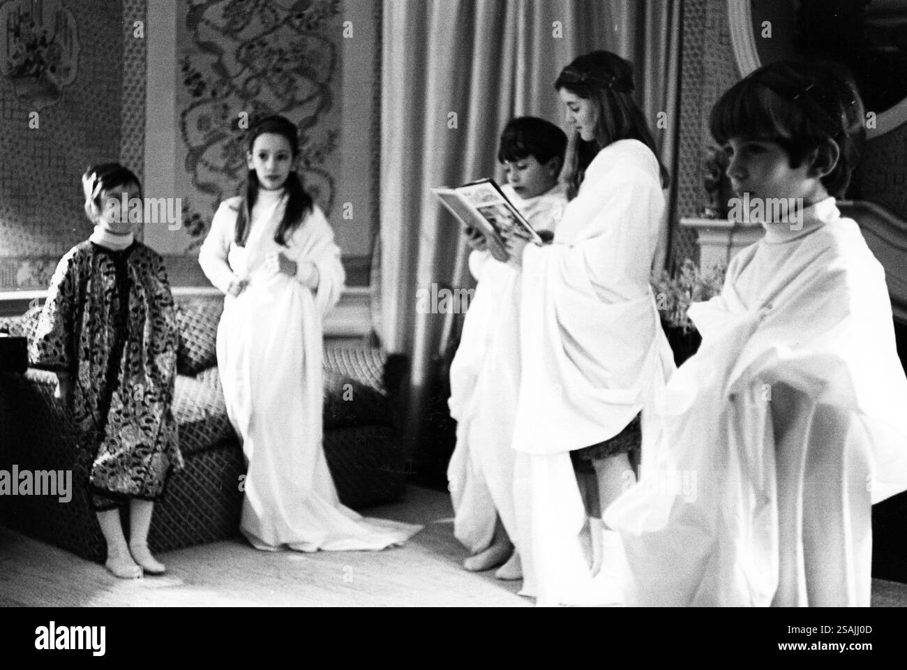 Dicembre 1968 Londra Archivio Storico Olycom/Lapresse il principe Anthony Stanisław Albert Radziwill ( 4 agosto 1959 - 10 agosto 1999) è stato un dirigente televisivo e regista americano di origine svizzera. ERA il figlio di Caroline Lee Bouvier Canfield e dell'aristocratico e diplomatico polacco principe Stanisław Radziwill, e nipote dell'ex First Lady Jacqueline Kennedy. Nella Foto : Anthony Stanisław Albert Radziwill il nipote di Jacqueline Lee Kennedy Onassis festeggia natale con suoi cugini a Londra dans la photo : Anthony Stanisław Albert Radziwill le neveu de Jacqueline Lee Kennedy Onas Banque D'Images