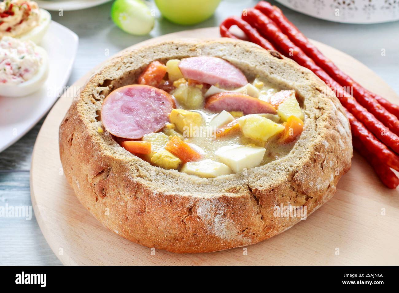 La soupe aigre de seigle à l'intérieur du pain. Table de petit déjeuner de Pâques. Banque D'Images