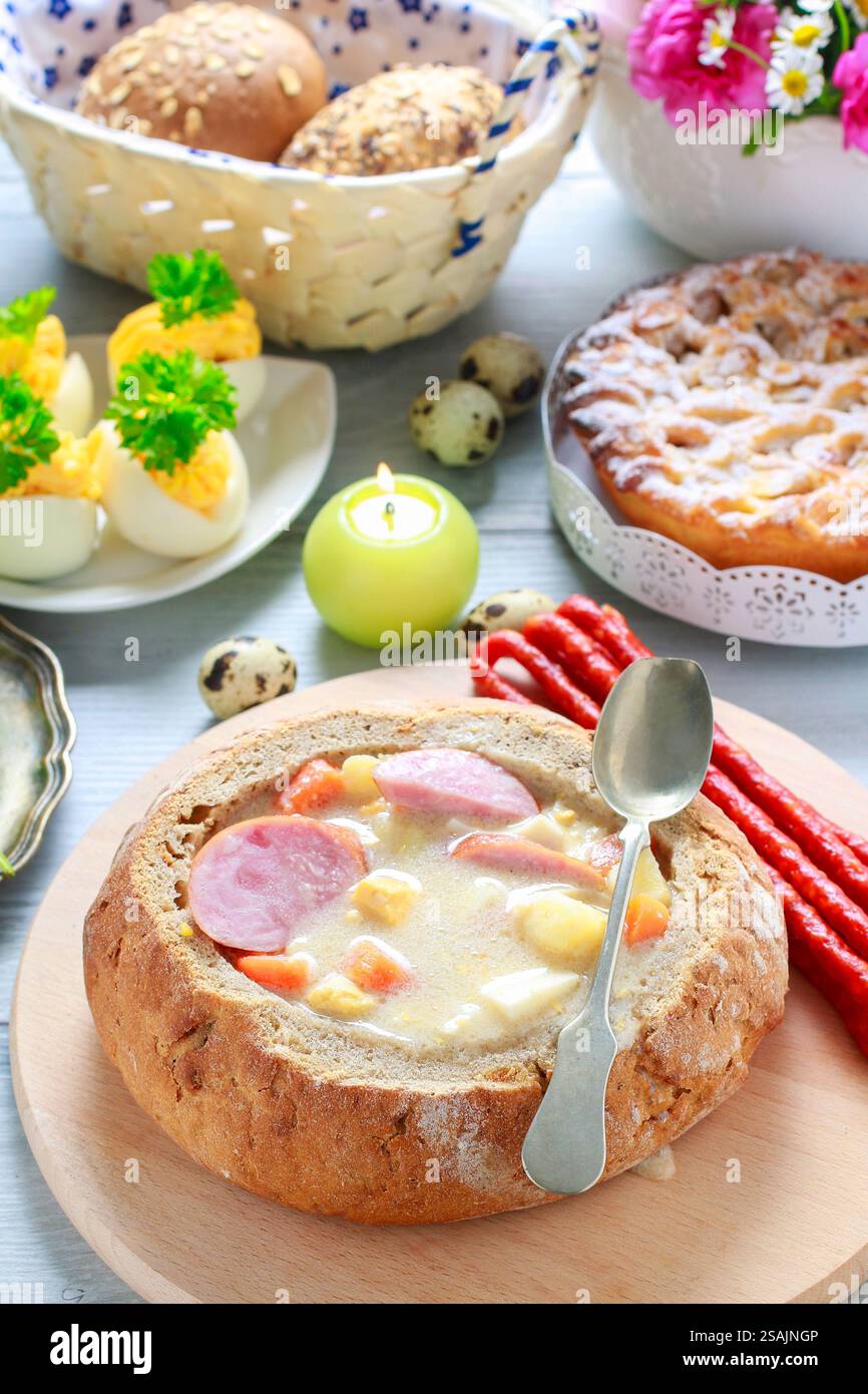 La soupe aigre de seigle à l'intérieur du pain. Table de petit déjeuner de Pâques. Banque D'Images