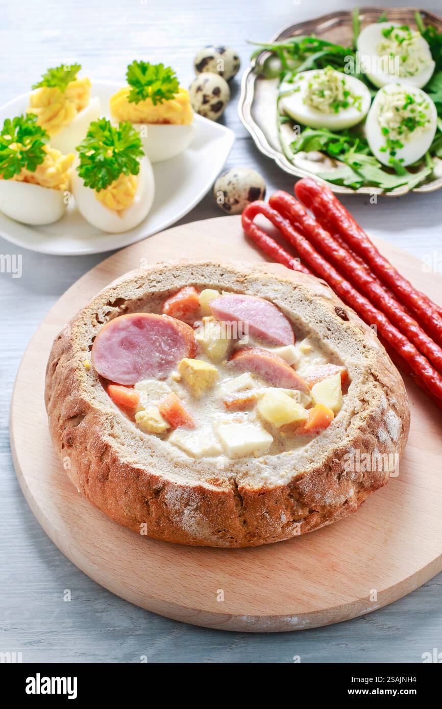 La soupe aigre de seigle à l'intérieur du pain. Table de petit déjeuner de Pâques. Banque D'Images