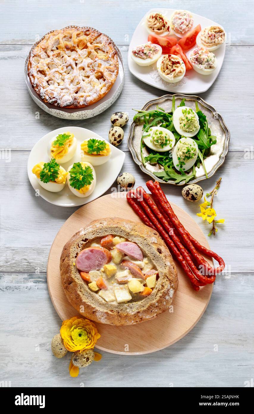La soupe aigre de seigle à l'intérieur du pain. Table de petit déjeuner de Pâques. Banque D'Images