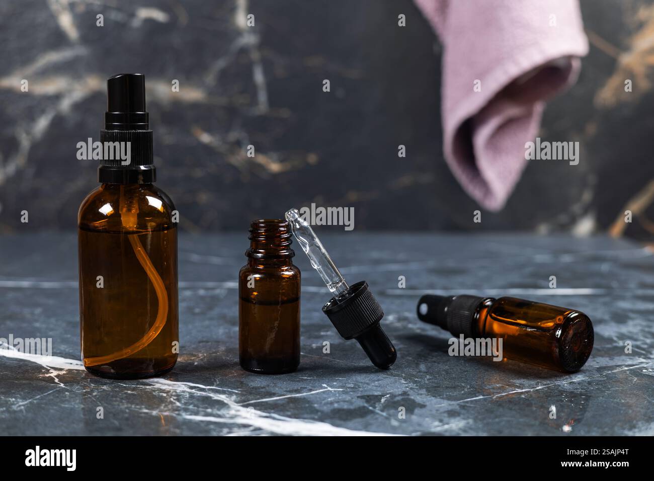 flacons ambrés avec pipettes compte-gouttes pour la cosmétologie. Banque D'Images