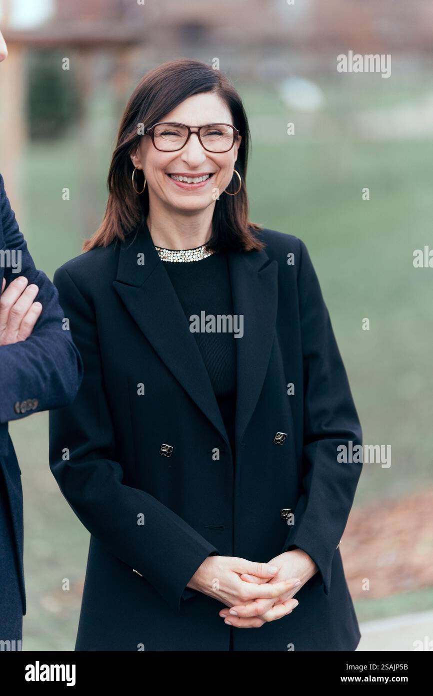 Aubervilliers, France. 30 janvier 2025. Directrice générale de Saint-Gobain Research Paris, Helene Lannibois Drean lors de l’inauguration du nouveau bâtiment du centre de recherche international du groupe Saint-Gobain, un exemple de construction responsable, au service de la recherche et de l’innovation pour la transition énergétique dans le secteur du bâtiment. Situé à Aubervilliers près de Paris, France le 30 janvier 2025. Photo de Alexis Jumeau/ABACAPRESS. COM Credit : Abaca Press/Alamy Live News Banque D'Images