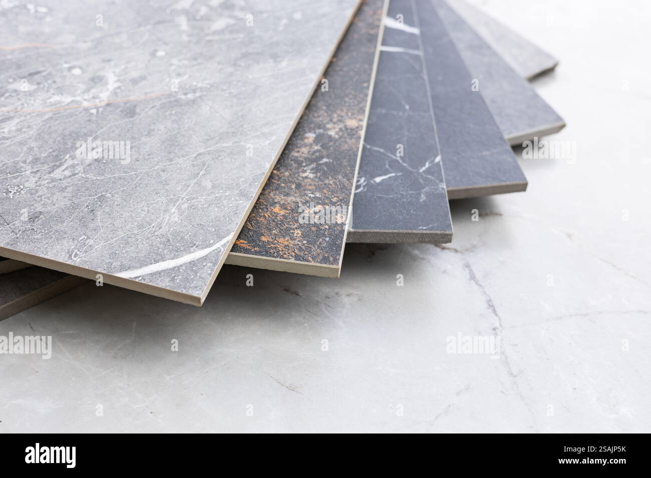 Tuile de fabrication d'usine de panneaux de grès cérame coupés à la taille. Banque D'Images