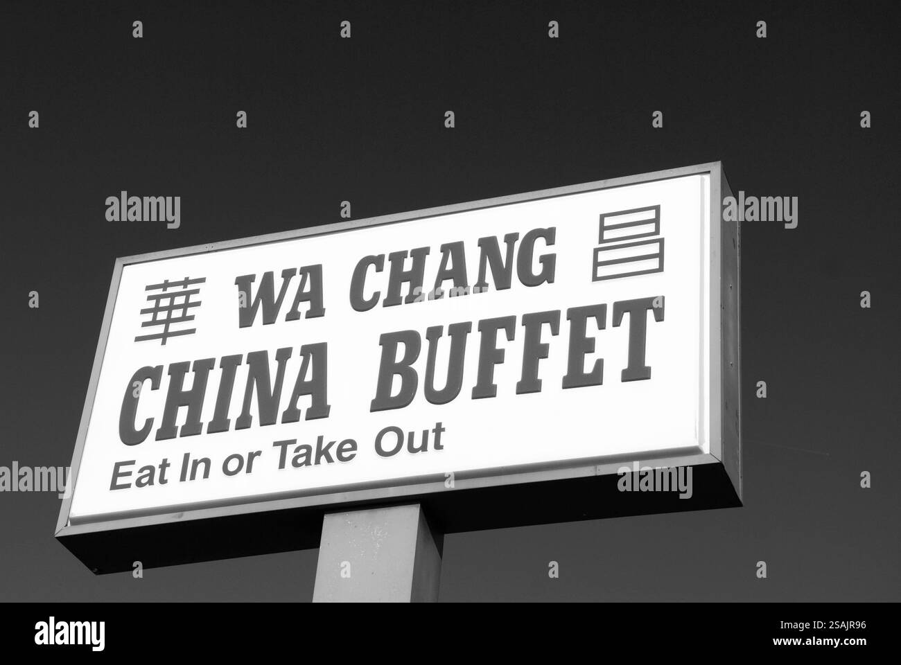 Enseigne du restaurant WA Chang China buffet aux États-Unis, avec lettres rouges audacieuses sur un ciel clair. Banque D'Images Enseigne du restaurant WA Chang China buffet aux États-Unis, avec lettres rouges audacieuses sur un ciel clair. Banque D'Images