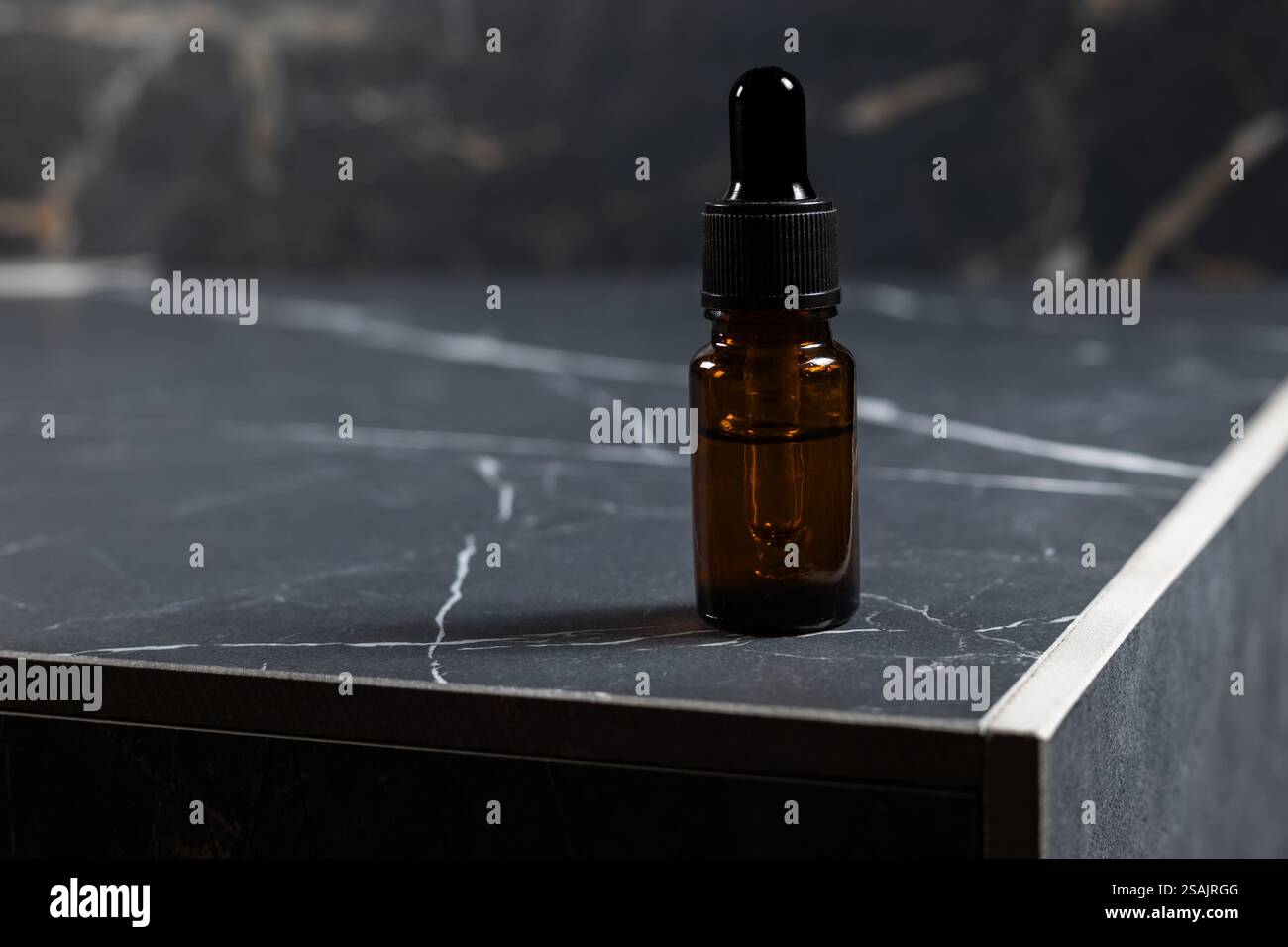 flacons compte-gouttes en verre ambré avec compte-gouttes pour l'huile ou le sérum, les soins de la peau et du corps en automne. Banque D'Images