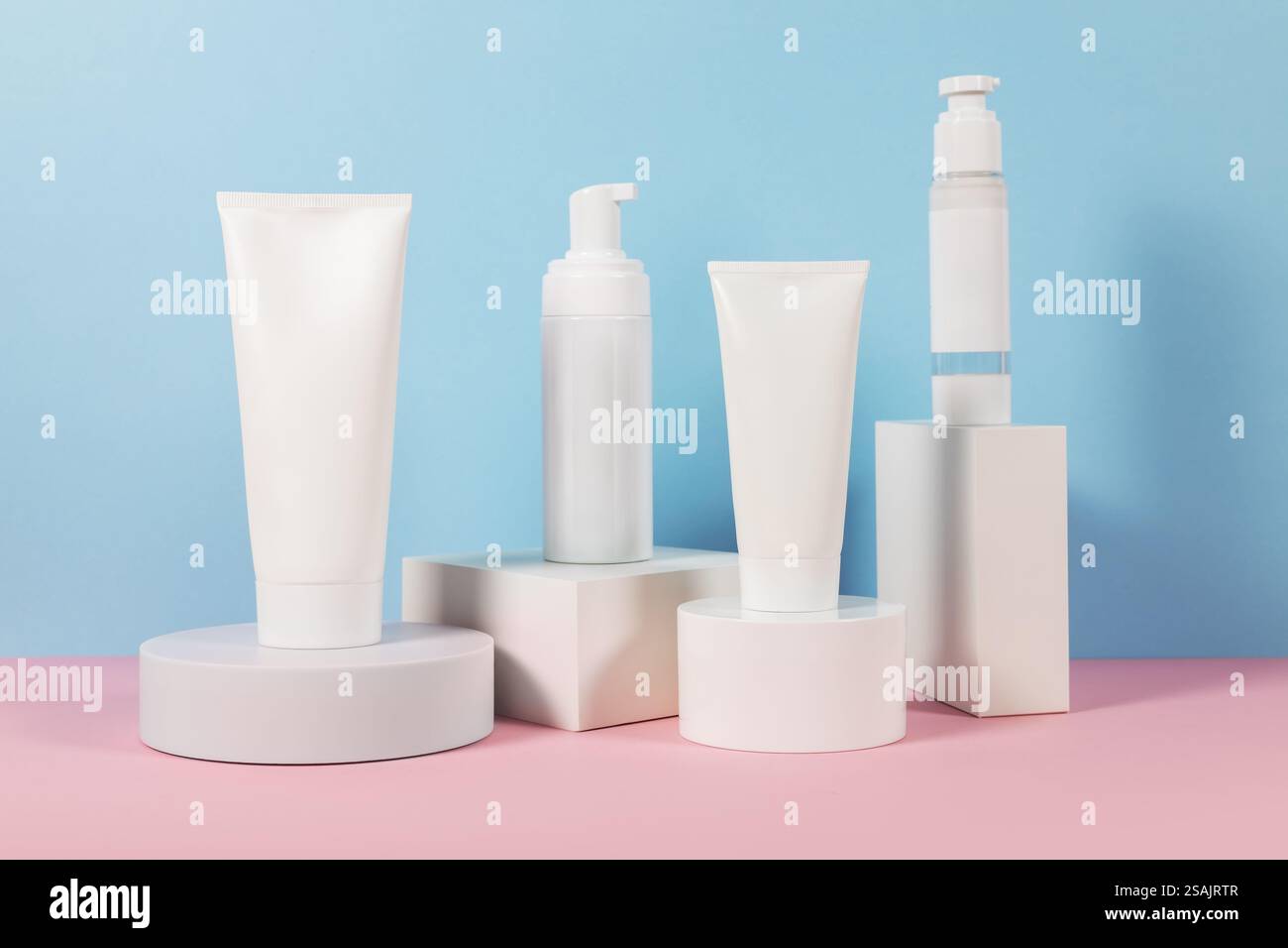 maquettes de produits cosmétiques sur podiums géométriques. Contexte pour la présentation de cosmétique. Banque D'Images