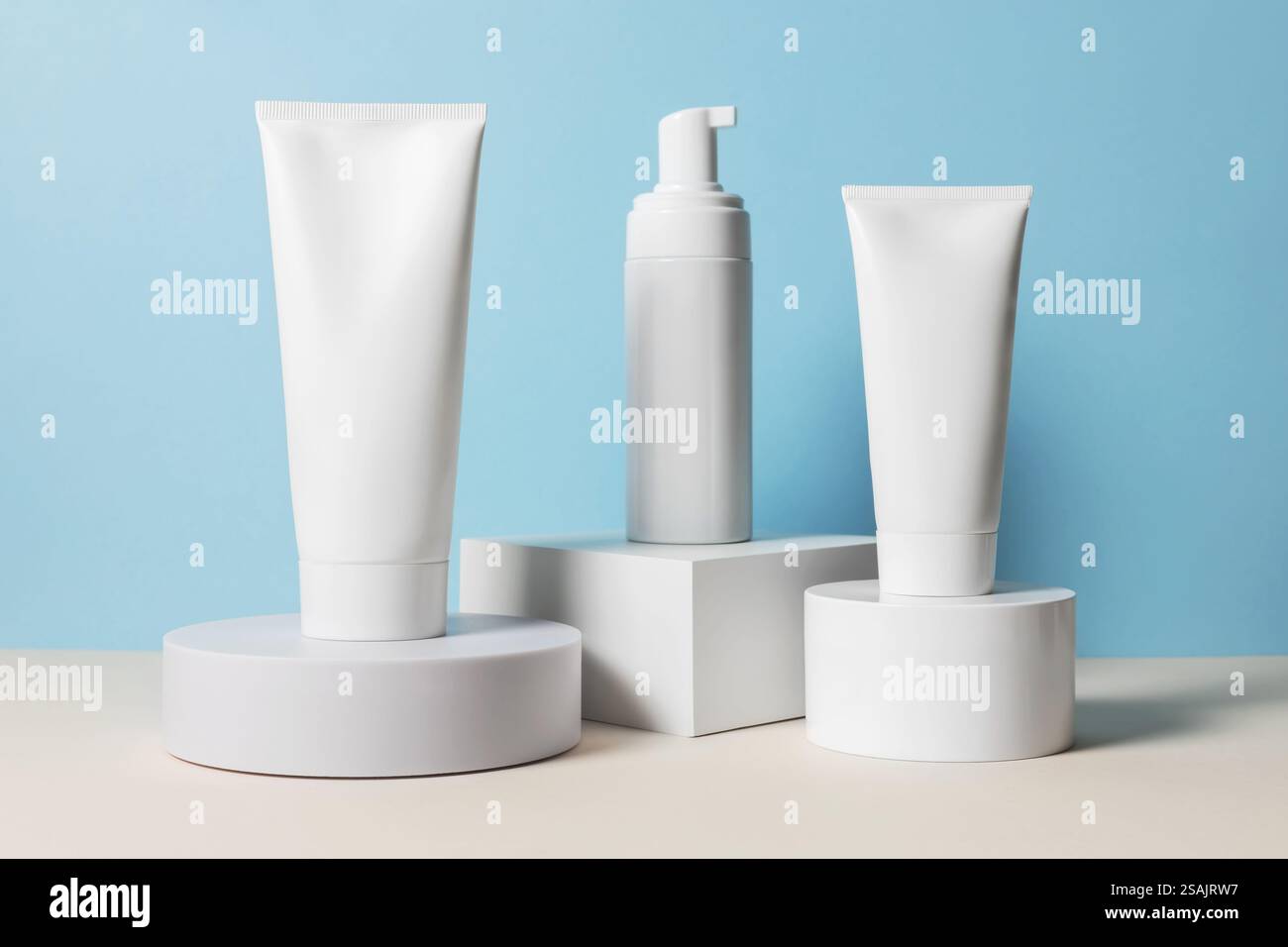 Trois maquettes de produits cosmétiques sur des podiums géométriques. Contexte pour la présentation de cosmétique. Banque D'Images