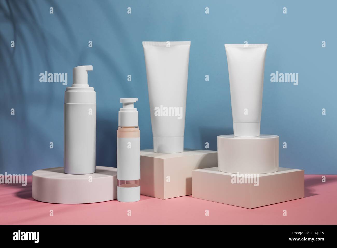 tube cosmétique et bouteille sur podium de piédestal géométrique, emballage de produit avec des ombres naturelles de plantes, sérum anti-âge avec des peptides, cosmétiques m Banque D'Images