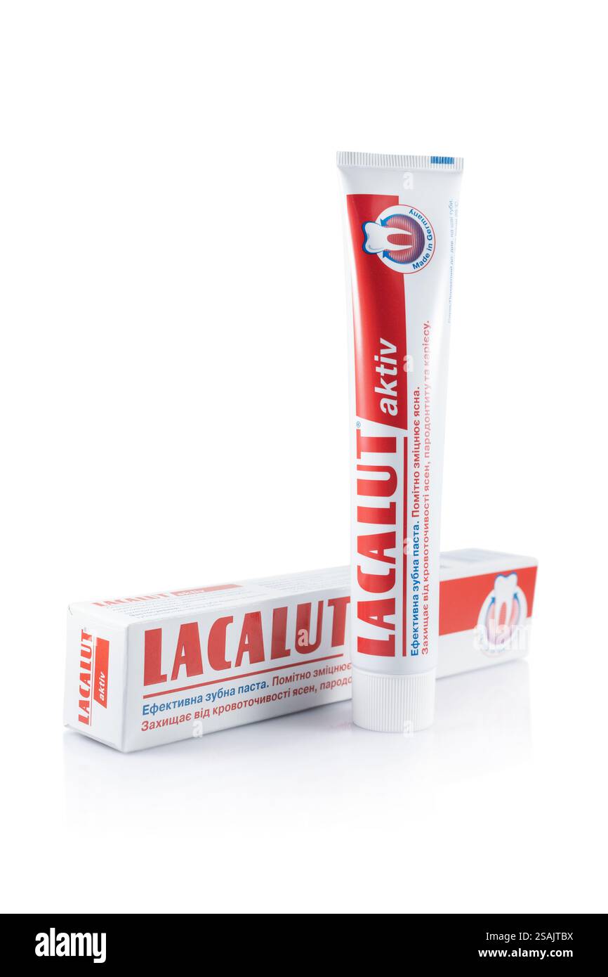 Dnipro, Ukraine - 7 octobre 2024 : tube de dentifrice actif lacalut sur blanc Banque D'Images