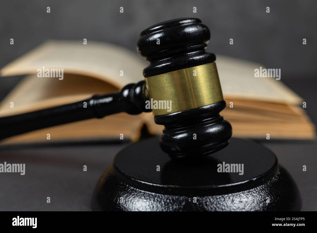 Marteau du juge et livres de droit. crise constitutionnelle. Banque D'Images