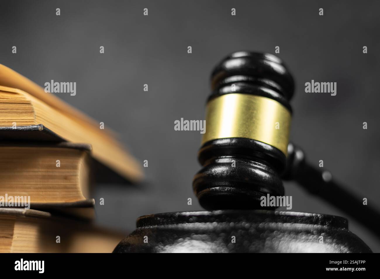 Marteau du juge et livres de droit. crise constitutionnelle. Banque D'Images