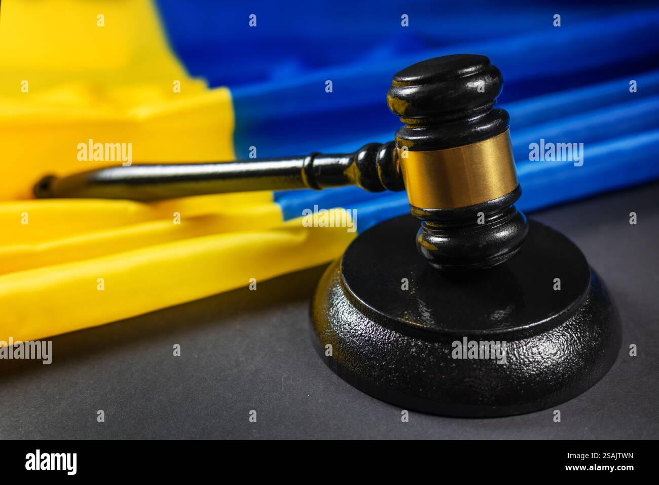 Marteau de juge et drapeau de l'Ukraine. Justice ukrainienne, Banque D'Images