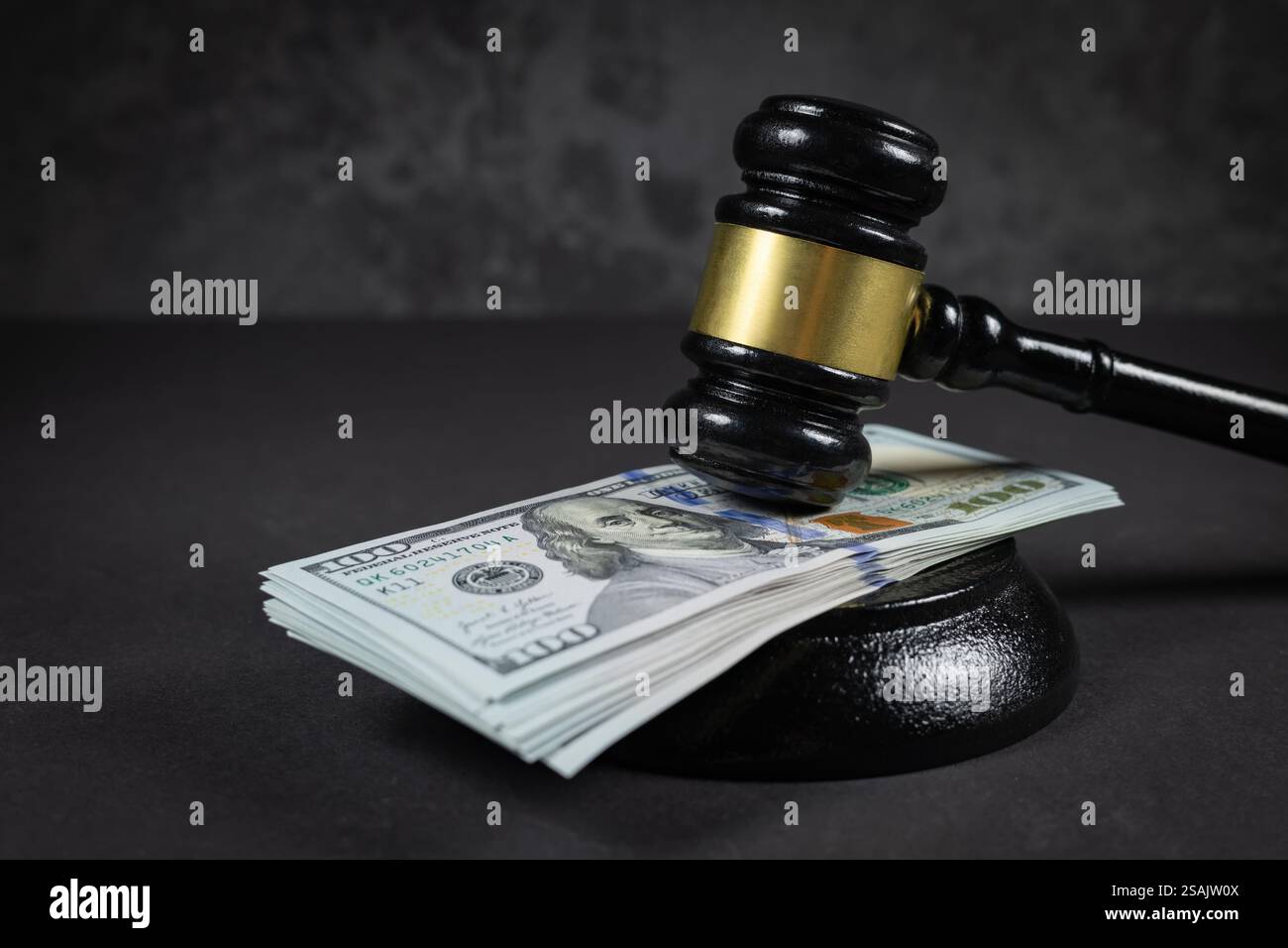 Droit et concept de justice. Juge marteau avec le dollar placé - concept de jugement et de justice. À propos des amendes fiscales pour fraude. Banque D'Images
