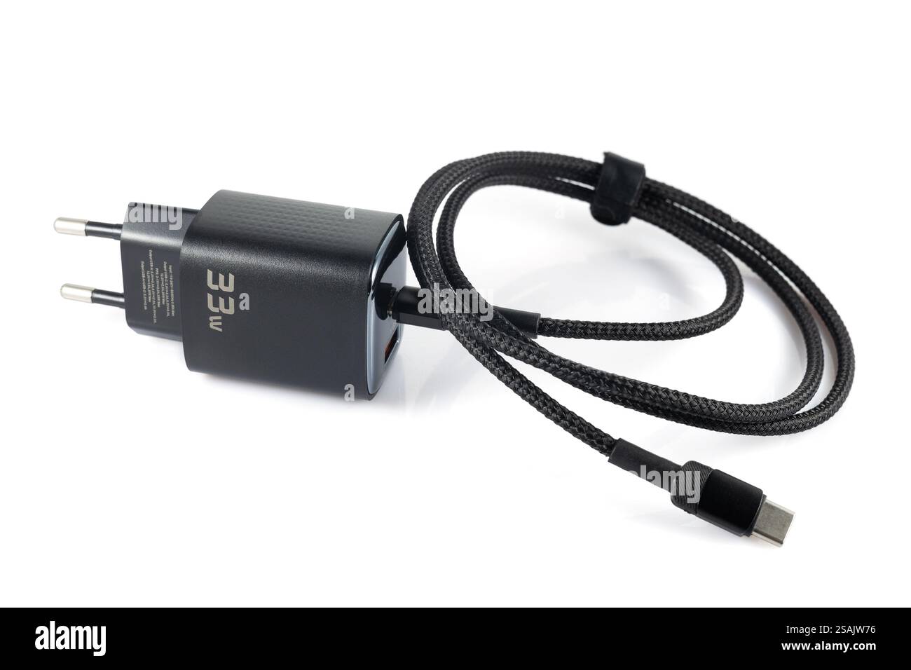 Chargeur avec prise noire sur fond blanc, chargeur avec bloc, pour smartphone. Banque D'Images