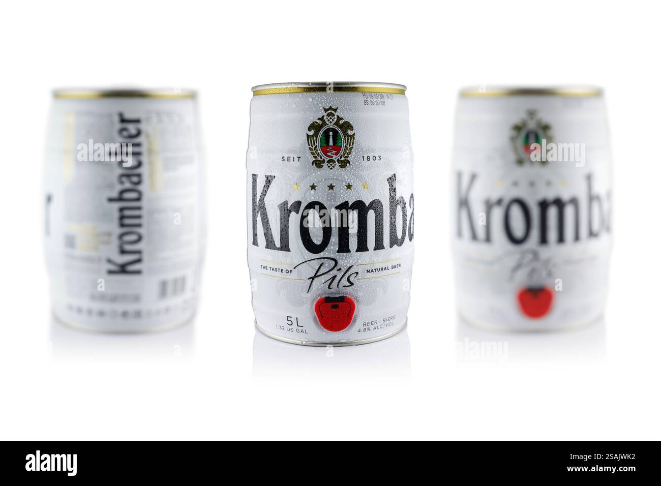 Dnipro Ukraine - 18 oct 2024 : grande canette de marque de bière Krombacher sur fond blanc. Marque de bière Krombacher, produite à la brasserie de la société Krombac Banque D'Images