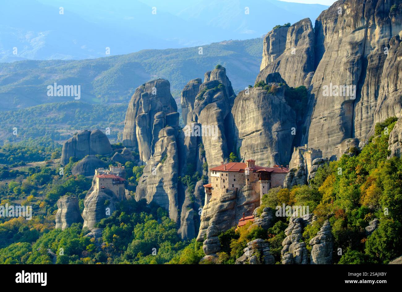Monastères perchés des Météores en automne, Trikala, Thessalie, Grèce Banque D'Images