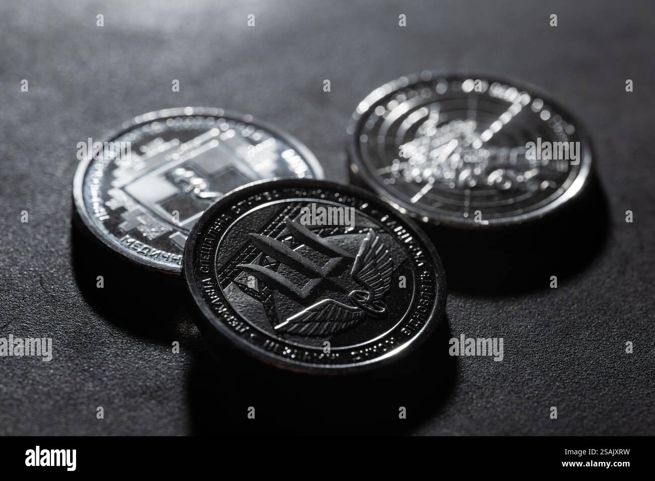 10 Hryvnias Forces d'opérations spéciales de l'Ukraine Forces armées sur le noir. Numismatique. Pièce de monnaie de collection d'une valeur faciale de 10 hryvnia Banque D'Images