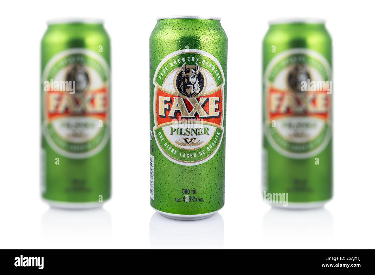 Dnipro, Ukraine - Sep 10, 2024 : bière Faxe en canette en aluminium vert avec des gouttes d'eau sur blanc. Produit du Danemark. Banque D'Images