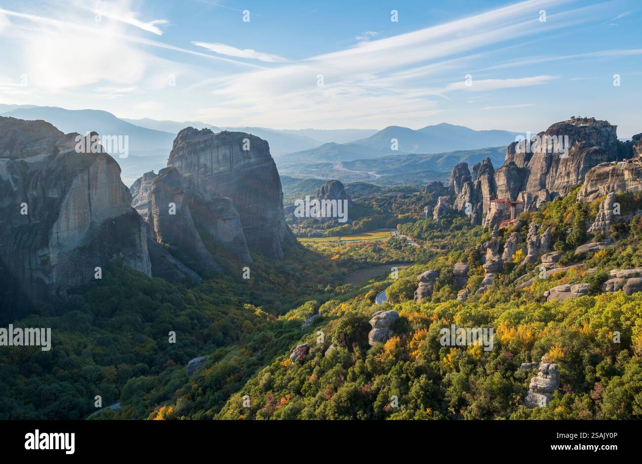 Monastères perchés des Météores en automne, Trikala, Thessalie, Grèce Banque D'Images
