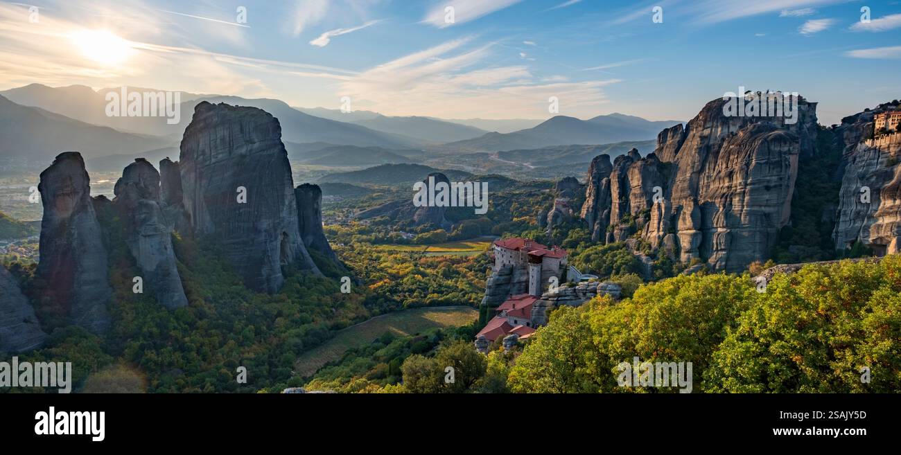 Monastères perchés des Météores en automne, Trikala, Thessalie, Grèce Banque D'Images
