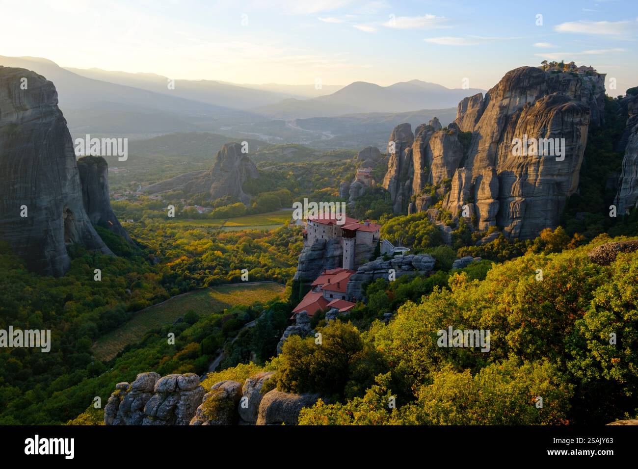 Monastères perchés des Météores en automne, Trikala, Thessalie, Grèce Banque D'Images